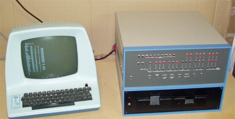 MITS Altair8800 with LSI ADM-3A terminal and floppy drive